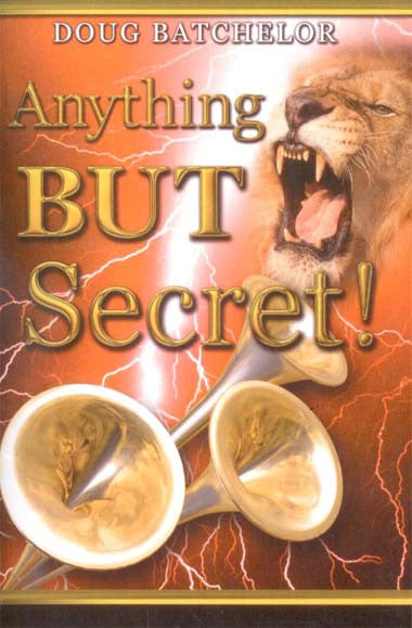 Portada del libro *Anything But Secret!*, de Doug Batchelor, en la que aparecen un león rugiendo, dos trompetas y un rayo al fondo, lo que pone de relieve los temas del regreso de Cristo y el rapto.