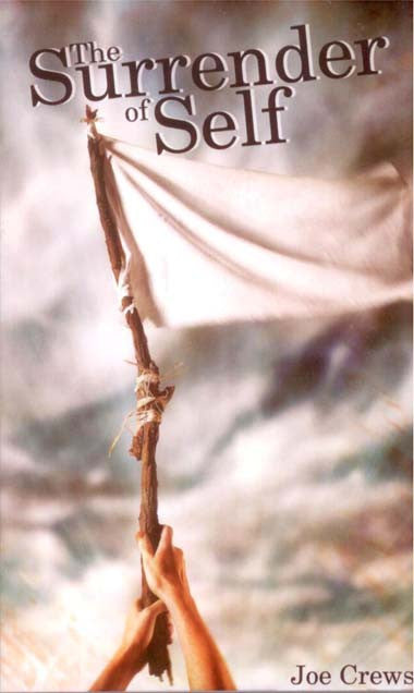 Las manos sostienen un palo de madera al que está atado un paño blanco, que se asemeja a una bandera de rendición; el inspirador libro cristiano *The Surrender of Self*, de Joe Crews, destaca la importancia de entregar el pecado a Jesús.