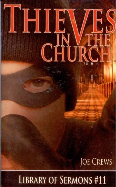 Portada del libro titulado *Thieves in the Church*, de Joe Crews, en la que aparece una persona enmascarada con el interior de una iglesia al fondo, y que analiza el propósito del diezmo y las consecuencias de robar a Dios.