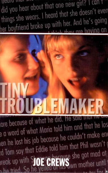 En la portada del libro *Tiny Troublemaker*, de Joe Crews, aparecen dos chicas jóvenes —una de ellas susurrándole un cotilleo al oído a la otra— con texto al fondo.
