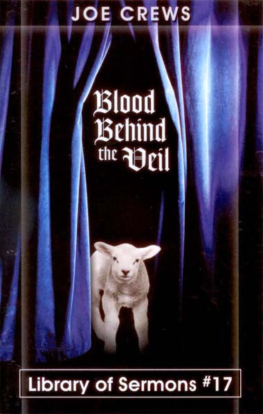 Portada de un libro en la que se ven unas cortinas azules abiertas que dejan entrever un cordero blanco, símbolo de la salvación a través de Jesús. El texto reza: «Blood Behind the Veil», de Joe Crews, «Library of Sermons» n.º 17.