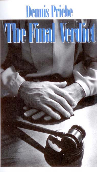 La portada en blanco y negro del libro muestra unas manos juntas sobre una mesa, junto a un mazo, con el título *The Final Verdict* y el nombre del autor, Dennis Priebe, en letra azul; en él se ofrece una respuesta bíblica al pecado y al sufrimiento.