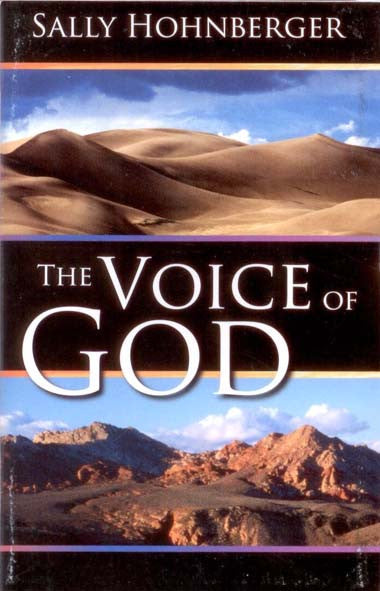 Portada del libro *La voz de Dios*, de Sally Hohnberger, en la que aparecen fotografías de dunas de arena y montañas rocosas, con el título en letras blancas y llamativas, lo que refleja el camino de un auténtico cristiano guiado por la voz de Dios.