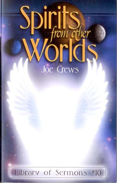 Portada del libro *Spirits from Other Worlds*, de Joe Crews, en la que aparecen unas alas blancas resplandecientes y planetas en un cielo estrellado: una visión que invita a la reflexión sobre los ovnis y el espiritismo. En la parte inferior figura la referencia «Library of Sermons n.º 10».