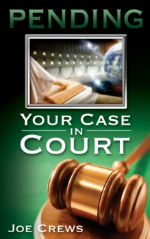 Portada del libro *Pending: Your Case in Court*, de Joe Crews, en la que aparecen el mazo de un juez, un libro de derecho, la balanza de la justicia y una imagen de la Tierra; ideal para el estudio bíblico sobre el juicio a partir de los libros de Daniel y el Apocalipsis.