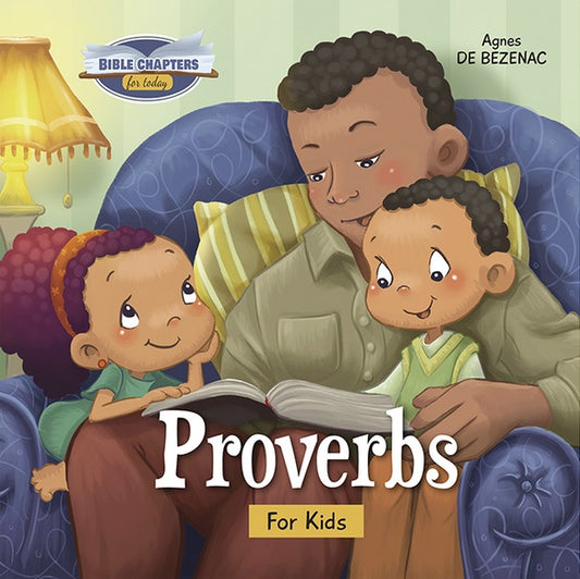 Un adulto lee a dos niños, sentados en un sofá, un libro infantil titulado «Proverbios para niños», que trata sobre el carácter moral. En la portada también aparece el nombre de la autora, Agnes de Bezenac.