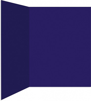 Una tarjeta de felicitación azul oscuro, abierta y en blanco, se encuentra sobre una superficie blanca; se ven la portada y la página interior derecha, lo que recuerda a un tablero morado liso o a un tablero grande de fieltro por su intenso color y su presentación limpia.