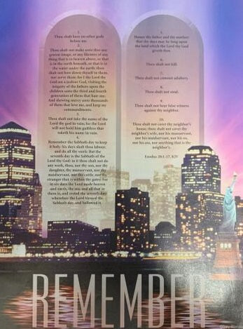 La imagen muestra las tablas de los Diez Mandamientos sobre el perfil urbano de una ciudad al atardecer, con la Estatua de la Libertad y la palabra «REMEMBER» en letras grandes en la parte inferior.