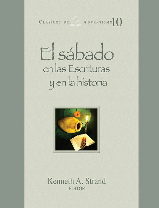 Portada de un libro en español titulado «El sábado en las Escrituras y en la historia», en tapa dura, editado por Kenneth A. Strand, sobre la historia del sábado y del domingo, en la que aparecen una antigua lámpara de aceite, una pluma y una vela.