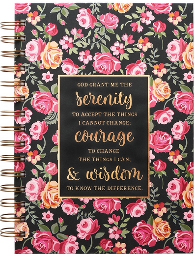 Un cuaderno floral con encuadernación de espiral en el que figura la Oración de la Serenidad en letras doradas sobre una cubierta negra, con páginas rayadas que incluyen pasajes de las Escrituras para inspirarse cada día.