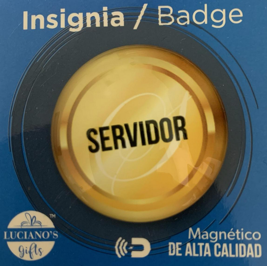 Una insignia redonda de oro con la palabra «SERVIDOR» en letras negras en negrita, presentada en una tarjeta azul con la etiqueta «Insignia / Distintivo» y «Magnético de alta calidad con imán».