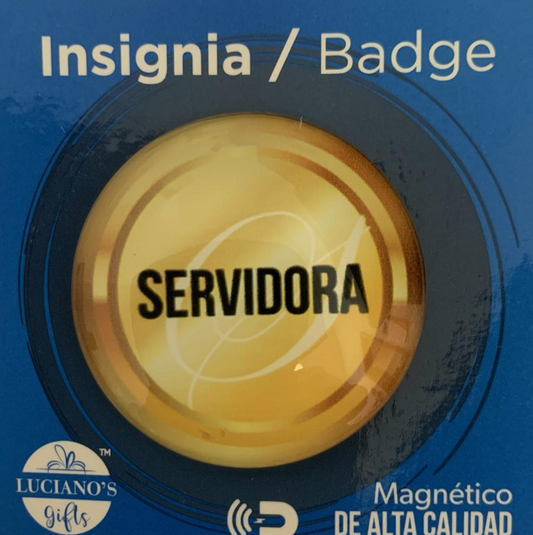 Insignia magnética redonda de color amarillo, con la palabra «SERVIDORA» en letras negras en negrita, presentada en un embalaje azul con la etiqueta «Insignia / Badge» y «Magnético de alta calidad».