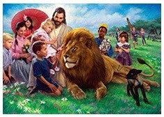Un grupo de niños y un hombre vestido con túnicas blancas están sentados tranquilamente sobre la hierba junto a un león, un perro de pelaje oscuro y otros animales en un entorno similar a un parque, representado en una tarjeta postal de 5 x 7 pulgadas.