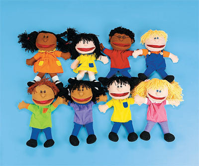 Ocho títeres de mano muy diferentes, con amplias sonrisas, ropa de colores y peinados distintos, están dispuestos sobre un fondo azul, perfectos para impartir lecciones bíblicas o contar historias bíblicas a los niños.