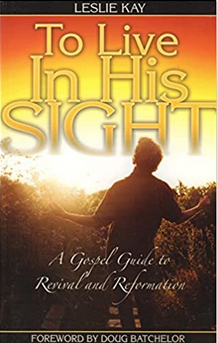 Portada del libro *To Live In His Sight*, de Leslie Kay, en la que aparece una persona en un campo bañado por la luz del sol y el subtítulo: «Una guía evangélica para el avivamiento y la reforma, arraigada en Cristo, nuestra justicia».
