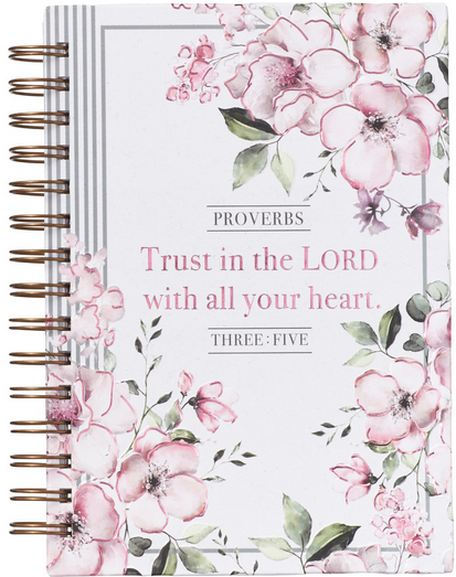 Un cuaderno con espiral, con un diseño floral en rosa y el texto: «Proverbios. Confía en el Señor con todo tu corazón. Tres: Cinco». Cuenta con páginas rayadas con versículos bíblicos para tus reflexiones.