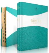 Una Biblia de tapa dura, de color turquesa y blanco, con índice, versión Reina-Valera 1960 y letras doradas, se encuentra en posición vertical junto a su estuche a juego, que cuenta con separadores con bordes dorados y letra grande para facilitar la lectura.