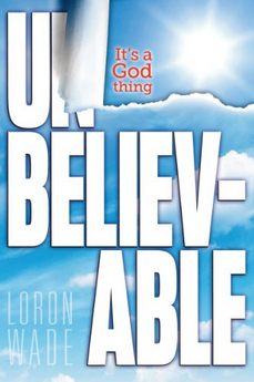 La portada de «Unbelievable», de Loron Wade, muestra un texto grande en blanco sobre un cielo azul con nubes y sol, que alude a historias reales y a las huellas de Dios en la vida cotidiana, junto con una nota que dice: «Es cosa de Dios».