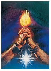 Dos manos que se liberan de los grilletes sostienen una llama resplandeciente en lo alto, con una luz blanca brillante que emana de las cadenas rotas sobre un fondo azul y verde. Perfecta como postal de 5 x 7 pulgadas.