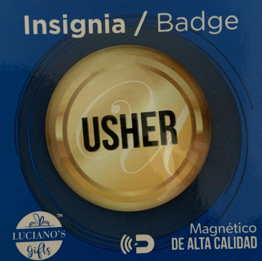 Una insignia redonda de oro con la palabra «USHER» en letras negras, presentada en un embalaje azul con la etiqueta «Insignia / Badge» y «Magnético de alta calidad».