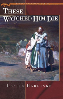Portada del libro *These Watched Him Die*, de Leslie Hardinge, en la que aparece la ilustración de un hombre con túnica junto a dos niños, en un escenario al aire libre durante la Pascua judía en Jerusalén, con soldados romanos y una multitud al fondo.
