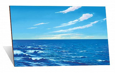 Un cuadro que representa un océano azul y tranquilo bajo un cielo despejado con algunas nubes blancas, visto desde una perspectiva oblicua, crea un fondo sereno de agua y cielo que recuerda a las escenas que se representan en un tablero de fieltro.