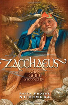 Un hombre con túnicas de colores vivos y un sombrero está sentado en un árbol, representado como Zaqueo en la portada del libro de ficción histórica *Zaqueo: Cuando Dios se detuvo*, de Patty Froese Ntihemuka.