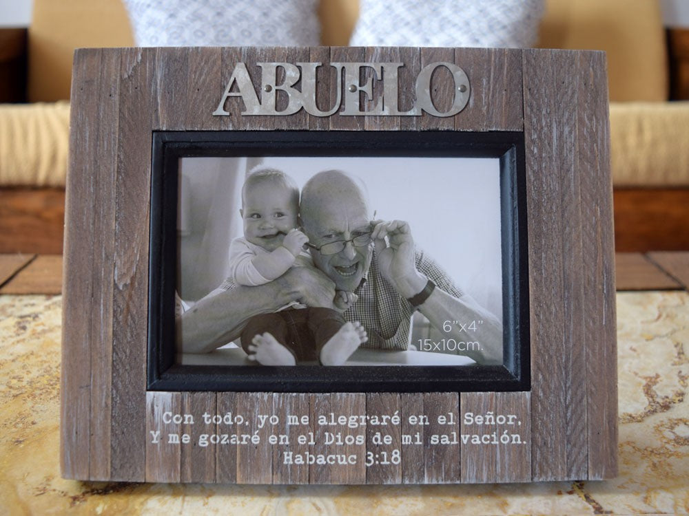 Un marco rústico de madera con la inscripción «ABUELO» sostiene una foto en blanco y negro de un anciano y un bebé, con una dedicatoria que cita el versículo bíblico de Habacuc 3:18 en español.