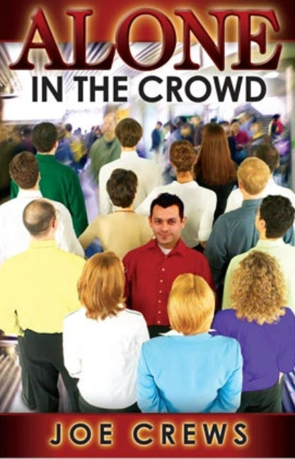Portada del libro en la que aparece una multitud de personas de espaldas, excepto un hombre con una camiseta roja que se mantiene erguido en nombre de Cristo y mira hacia delante. El título reza: «Alone in the Crowd», de Joe Crews.