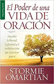 Portada del libro *El poder de una vida de oración*, de Stormie Omartian, en la que aparece un único árbol en un campo, junto con un texto que describe cómo la oración ayuda a acercarse a Dios y a experimentar libertad y plenitud espiritual.
