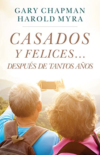 Dos personas mayores se hacen un selfi al aire libre con las montañas de fondo; en la imagen destaca el libro para parejas *Casados y felices... después de tantos años*, de Gary Chapman y Harold Myra.
