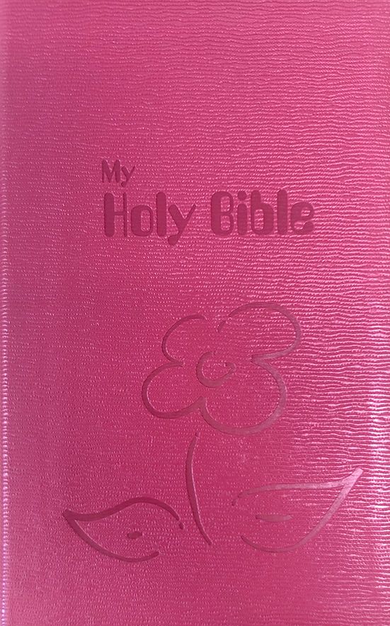 Una cubierta rosa con textura en la que se lee «My Holy Bible», con el contorno en relieve de una flor y dos hojas. Esta Biblia NKJV a todo color incluye tanto el Nuevo como el Antiguo Testamento para una inspiración completa.