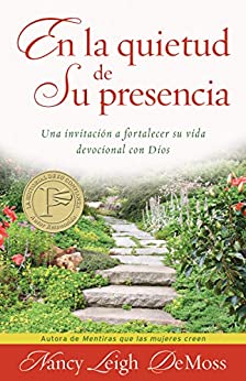 Portada del libro *En la quietud de Su presencia*, de Nancy Leigh DeMoss, en la que aparecen un sendero de jardín con flores, un sello dorado que indica que ha recibido un premio y un texto en español de carácter devocional que invita a profundizar en tu vida devocional y en tu relación con Cristo.