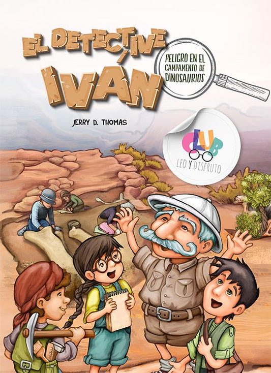 La ilustración de la portada del libro *El Detective Iván: Peligro en el campamento de dinosaurios* muestra aventuras infantiles, con niños y un adulto vestidos con trajes de exploradores en un yacimiento de fósiles de dinosaurios, con un desierto como telón de fondo.