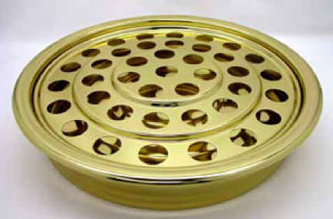Una tapa redonda, metálica y de color dorado con múltiples orificios circulares dispuestos en círculos concéntricos, ideal para quienes quieran adquirir envases funcionales.