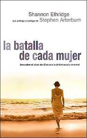 Una mujer con un vestido blanco camina por la playa; la portada del libro muestra el título *La batalla de cada mujer*, de Shannon Ethridge y Stephen Arterburn, que aborda la integridad sexual y las necesidades sexuales.