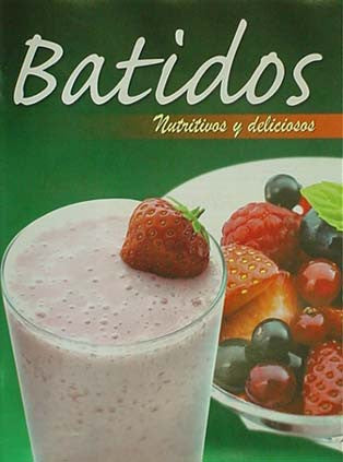 Un vaso de batido rosa coronado con una fresa descansa junto a un cuenco de frutos del bosque variados, con el texto «Batidos: Nutritivos y deliciosos» sobre un fondo verde: la inspiración perfecta para tu recetario de batidos.