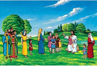 Un grupo de adultos y niños se reúne al aire libre en una colina cubierta de hierba; un hombre vestido de blanco, sentado y que se asemeja a una figurita de Jesús, habla y gesticula a los niños que le rodean.