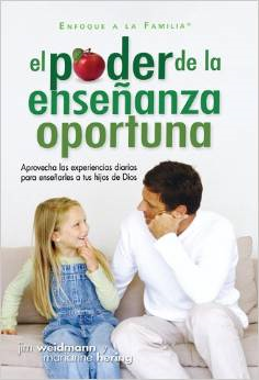 Un hombre y una niña pequeña están sentados en un sofá, sonriéndose el uno al otro. El texto de la portada del libro en español reza: «El poder de la enseñanza oportuna, un recurso para padres que desean enseñar a sus hijos acerca de Dios».
