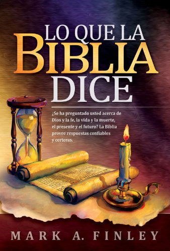 Portada del libro *Lo que dice la Biblia*, de Mark A. Finley, en la que aparecen una Biblia, un pergamino, una vela encendida y una pluma sobre una mesa; una excelente guía de estudio bíblico y herramienta para los pastores en sus lecturas de la Biblia.
