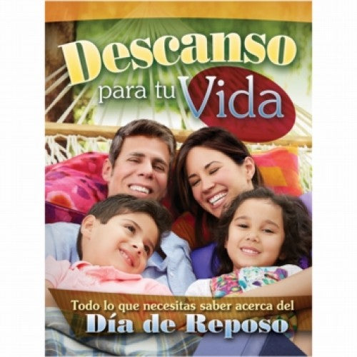 Una familia de cuatro miembros, todos sonrientes, descansa junta en una hamaca. El texto en español dice: «Descanso para tu vida. Descubre todo lo que necesitas saber sobre el día de reposo y la historia del sábado».