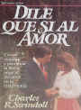 Un hombre y una mujer están de pie muy juntos al aire libre, sonriéndose el uno al otro. La imagen lleva superpuesto un texto en español: «DILE QUE SI AL AMOR», con la firma «Charles R. Swindoll» al pie, que evoca el amor en el hogar y la importancia del matrimonio.