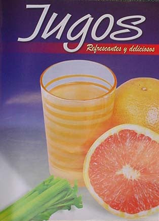 Se muestra un vaso de zumo de naranja junto a pomelos enteros y cortados por la mitad, con tallos de apio en primer plano. El texto destaca los zumos saludables, refrescantes y deliciosos: ¡perfectos para tus mejores combinaciones de frutas!.