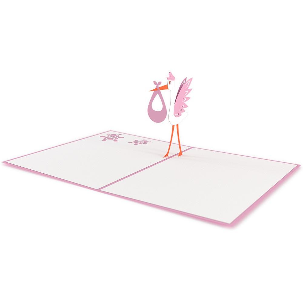 Una tarjeta desplegable de 5 x 7 con un borde rosa en la que aparece una cigüeña rosa en 3D sosteniendo un pañal, sobre un fondo blanco adornado con pequeñas huellas rosas.