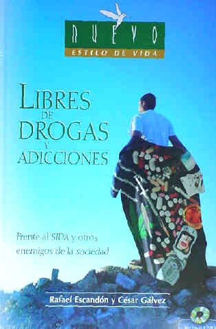 Un hombre está de pie sobre la hierba, sosteniendo una manta estampada con imágenes de drogas y alcohol. En la cubierta de tapa dura del libro se lee: «Libres de drogas y adicciones», de Rafael Escandón y César Gálvez.