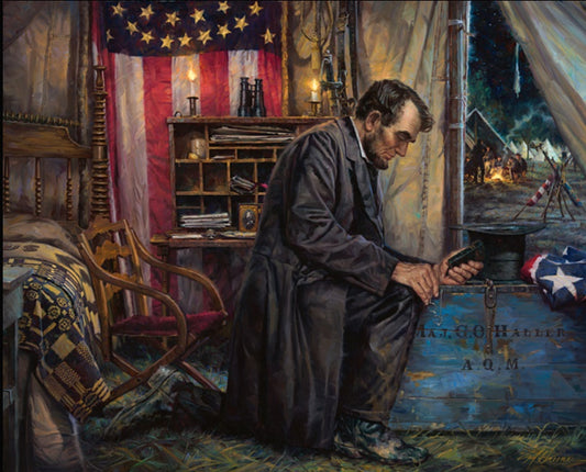 Un hombre con un abrigo largo está arrodillado rezando dentro de una tienda de campaña, con un libro en la mano y, a sus espaldas, una bandera estadounidense y velas encendidas. Esta evocadora obra de arte mural de 20 x 16 captura una solemne escena de campamento que trasciende el lienzo.