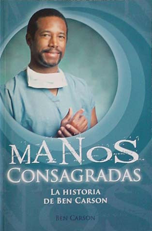 Portada del libro en la que aparece un hombre con bata quirúrgica y una mascarilla colgada del cuello, con el título «Manos Consagradas: La historia de Ben Carson, neurocirujano»; una autobiografía breve y un libro fácil de leer.