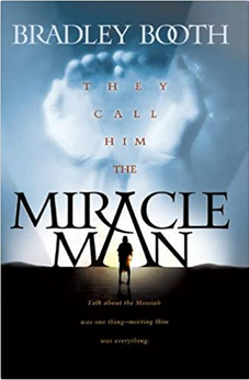 Portada del libro *Miracle Man*, de Bradley Booth, inspirada en investigaciones históricas, en la que aparecen unas manos enormes iluminadas sobre la silueta de una figura de pie en el suelo.