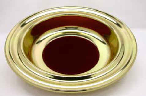 Se muestra un plato de ofrenda redondo y brillante, de color dorado, con la base de fieltro rojo, sobre un fondo liso, ideal para su compra de un producto especial.