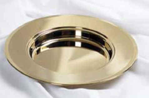 Un plato de ofrendas redondo y brillante, de color dorado, colocado sobre un fondo de tela blanca, ideal para la compra de productos para su iglesia. Para más información, llámenos.